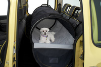 ペット用の簡易ドライブハウスであるベルトチューブ。ペットが車内で安全に遊ぶことができる。