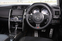 カーボン調加飾でドレスアップされた「マークX 350RDS“GRスポーツ”」のインテリア。「86“GR”」ゆずりの小径ステアリングホイールが装着される。