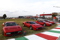 フェラーリのテストコース、ピスタ・ディ・フィオラーノにずらりと並んだコンクールデレガンス参加車たち。ここは「288GTO」の一群。