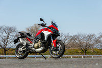 2021年3月に発売されたばかりの「ムルティストラーダV4」。従来モデルのイメージを踏襲しつつ、エンジンの造形やサイドカウル下方に備わる空力パーツなどにより、ひと目で「新しいモデルだ」とわかる。