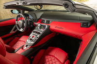 鮮やかなレッドでコーディネートされたテスト車のインテリア。ダッシュボードには「Lamborghini」の金属プレートが装着されている。