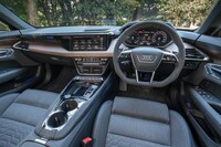 「レザーフリーパッケージ」は「e-tron GTクワトロ」のみで選べるオプション。レザーを使わず、漁網やペットボトルからの再生材で内装を仕立てている。