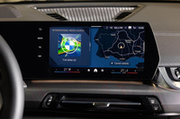 最新のオペレーティングシステム「BMW OS 9」が搭載されるのは新型「X2」が初。タッチ操作と音声操作を前提としているため、iDriveのロータリーコマンダーが備わっていない。