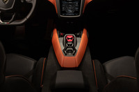 スタート／ストップボタンの後ろには「ウルス」と同様のシフトセレクターを搭載。右のシフトパドルを引いて「D」に入れる作法はこれまでどおり。