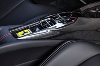 MT車のシフトゲートを模したシフトセレクター。トランスミッションは8段DCTで、エンジンとの間に高出力のモーターとクラッチが挟まっている。