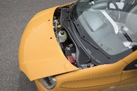 フロントボンネットは前方に向かってわずかにスライドするのみ。その隙間からブレーキフルードやウィンドウウオッシャー液、バッテリーなどにアクセスできる。