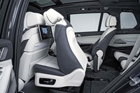 「X7」では、BMWの「Xシリーズ」では初となる3列シートを標準装備。オプションで2列目を2座仕様にすることも可能。
	 