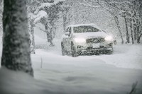 道路の判別も難しいほどの大雪の中を走る「XC60」。今回は、自慢の運転支援システムが天候の影響を受ける場面も見られた。