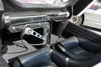 キャノピーを跳ね上げても、そこにはセンターコンソール一体型の逆L字型メーターパネルや、スクエアなステアリングホイールがあり、未来感覚を期待する者を裏切らない。