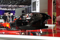 フェラーリは、次期スペシャルモデルのためのカーボンコンポジット製センターモノコックを公開した。