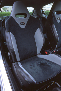 シート表皮は、レザー、アルカンタラ、ハニカムメッシュ、3種類の素材が用いられる。