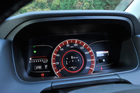 「アブソルート」のメーターパネルは、専用のレッド照明タイプとなる。