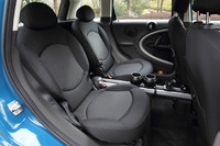 リアシートは、標準で独立式の2座。定員が5名になるベンチシートもオプションで用意される。