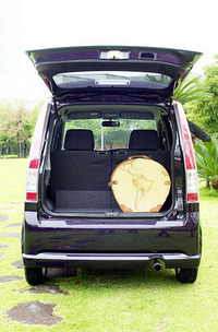 写真をクリックすると跳ね上げ式バックドアが見られます。