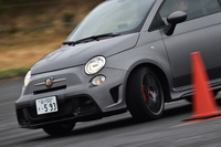 OZレーシング製の18インチアロイホイールと組み合わされるタイヤのサイズは、215/35R18。テスト車には「グッドイヤー・イーグルF1アシメトリック2」が装着されていた。