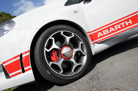 赤いブレンボ製4ポッドフロントキャリパーと17インチアロイホイールはアバルト専用装備。