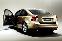 「ボルボS40」のリアビュー。