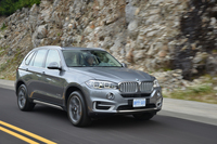 3リッター直6ディーゼルターボを搭載する「X5 xDrive30d」。0-100km/h加速を6.9秒でこなす。
