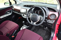 テスト車の内装色は「ジュエラ」専用のバーガンディーだが、ブラックも選択できる。