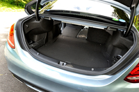 トランク容量は445リッター（VDA方式）。すべてのグレードで、後席は40：20：40の分割可倒式となる。