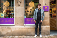 
	＜著者プロフィール＞
	サッシャ（ラジオDJ、ナレーター、声優、タレント、スポーツ実況、MC）
	ドイツ人の父と日本人の母の間にドイツで生まれ10歳で日本に移住。ラジオDJとして15年のキャリアを持ち、現在J-WAVEで平日昼の番組を担当。モータースポーツ、サッカー、サイクルロードレースの実況アナウンサーとしても活躍。宮﨑駿監督の映画『風立ちぬ』声優、日本テレビ『金曜ロードSHOW！』映画ナビゲーター、など多方面で活躍中。
	オフィシャルHP：
	http://www.sascha348.com/
	ブログ :
	http://lineblog.me/sascha/
	