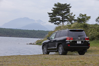 1951年に登場した「トヨタ・ジープBJ型」以来の歴史を誇る「トヨタ・ランドクルーザー」。「200系」と呼ばれる現行型は2007年9月に登場した。