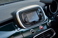 センターコンソールの5インチタッチパネルモニターは、主にカーオーディオの用途に使われる。カーナビは別途オプションで、メーターパネルの右側ダッシュボードに取り付けられる。