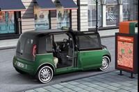 助手席側にあるリアドアは前方にスライドして開閉する。