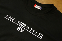 【写真C】「ラ・ファルマチア・デイ・マッジョリーニ」謹製のTシャツ。オールドフォルクスワーゲンファンならうれしい数字の羅列だが、意外な落とし穴が。