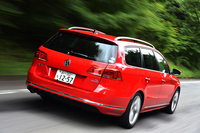 リアバンパーも専用品。リアドアより後ろのウィンドウには、ダークティンテッドガラス（スモークガラス）が採用されている。