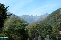 駒ヶ根インターを降りて、麓の「菅の台バスセンター」へ。中央アルプスの峰が視界に入ってきた。