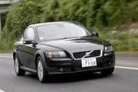 【スペック】2.4i Aktiv：全長×全幅×全高＝4250×1780×1430mm／ホイールベース＝2640mm／車重＝1430kg／駆動方式＝FF／2.4リッター直5DOHC20バルブ（170ps/6000rpm、23.5kgm/4400rpm）／価格＝285万（テスト車＝355万7000円／チルトアップ機能付電動ガラスサンルーフ＝17万2000円、本革シート＝30万円／デラックス・パッケージ＝23万5000円）