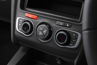 空調には「セダクション」「セダクション アップグレードパッケージ」ともに左右独立温度調整機能付きフルオートエアコンが採用されている。
    