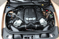 「ターボ」に搭載される、4.8リッターV8ツインターボユニット。オプションの「スポーツクロノパッケージ」を装着すると、オーバーブースト機能が有効になり、一時的にブースト圧力を上昇させる。その場合、最大トルクは78.5kgmを発生する。