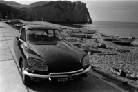 「シトロエンDS」
1955年にパリモーターショーで発表されると、その未来的スタイルが大きな話題となった。ハイドロニューマチックシステムを採用するなど先進的なメカニズムを持ち、当時としては珍しい前輪駆動の高級車だった。
© CITROËN COMMUNICATION