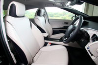 表皮一体発泡工法を採用したフロントシート。運転席、助手席ともに電動調整機構を備えている。
    