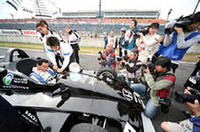 開幕戦で行われた「Mote-La」（入門フォーミュラマシン）での「往年の名選手対決」、第2戦が開かれた。今回は、星野一義、中嶋悟、森本晃生、近藤真彦の4名がエントリー、くじ引きでグリッドを決め、ポールスタートとなった中島悟が逃げ切って優勝した。土曜日、どっぷり暮れたコースで“コソ練”したという森本が猛追を見せたが、「あと一周あれば……中嶋さんのブロックはいやらしい！」っと抜ききれなかった悔しさを語った。