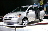 TOP写真：レクサス「RX330」（ニューハリアー）写真下：トヨタの新型ミニバン「シエナ」