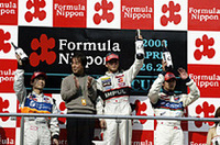 表彰台の頂点には本山哲と、TEAM IMPULの星野監督。中央の本山を囲むのは、ルーキーの土屋武士（左）と井出有治（右）。