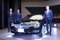 新型「BMW 740Li」の向かって右側に立つのは、ビー・エム・ダブリュー（BMWジャパン）代表取締役社長のペーター・クロンシュナーブル氏。車両を挟み、向かって右側が独BMWデザイン部門 エクステリア・クリエイティブ・ディレクターの永島譲二氏、左側がビー・エム・ダブリュー デベロップメント・ジャパン本部長のルッツ・ロートハルト氏。
