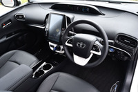 中央の大型モニターが目を引くインテリア。「プリウス」のものと同様に、滑らかな曲面で構成されている。