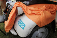 仏ロワール地方の「シトロエン2CV」ミーティングで。商用貨物仕様のフルゴネットのフェンダー上に再現された「プラーク・ブルー」。