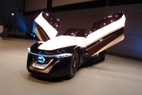 左右のドアは、斜め上方に向かって開く。
    