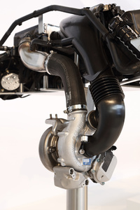 ターボチャージャーの種類は「718ボクスター」と「718ボクスターS」で異なり、後者には状況に応じて排気の流れを変化させる可変ジオメトリータービンが用いられている。