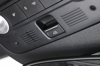 ソフトトップの開閉に、従来モデルであったようなロック解除の手間はなし。こちらのボタンのみで操作可能できるようになった。