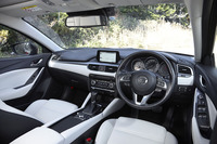 テスト車「アテンザセダンXD Lパッケージ」のインテリア。シートをはじめとするピュアホワイトの本革素材が目を引く。