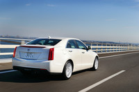 今日におけるキャデラックのエントリーモデルを担う「ATS」。本国には2.5リッターや3.6リッター、4WD車などの設定もあるが、日本には2リッターターボのFR車のみが導入される。