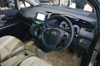 運転席まわりの様子。シフトノブは操作しやすいドライバー側に配置。スポーティグレードのみパドルシフトが備わる。