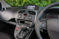 筆者が改善を望むのが、ナビのディスプレイ。運転席から離れた位置にあり、少々見づらいのが難点。