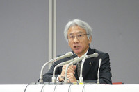 記者の質問に答える中尾氏。「車載後の衝撃がバッテリーの不具合につながる可能性は？」という問いについて、「その可能性は低いと考えている」と回答。「アウトランダーPHEV」の販売については、「現状の説明を受けたうえでも購入を希望する人については注文を受け付け、生産再開時にあらためて購入の意思を確認する形を取りたい」としている。